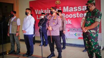 Kapolri Listyo Sigit Tinjau Vaksinasi Booster Massal di Depok