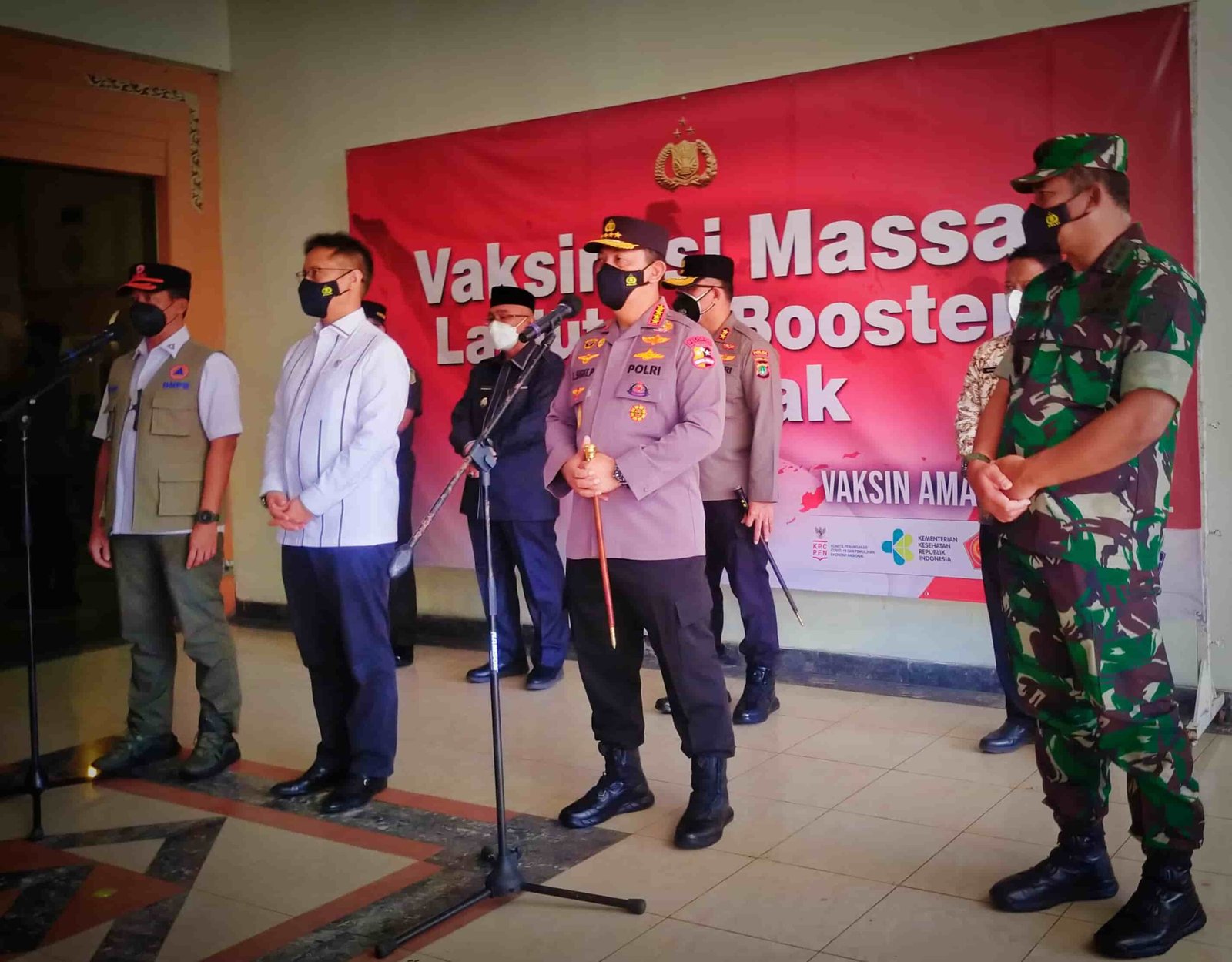 Kapolri Listyo Sigit Tinjau Vaksinasi Booster Massal di Depok