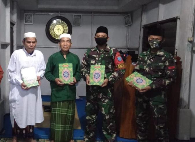 Satgas Pamtas Yonif 642 Bagikan Al-Quran saat Tarawih Ramadhan