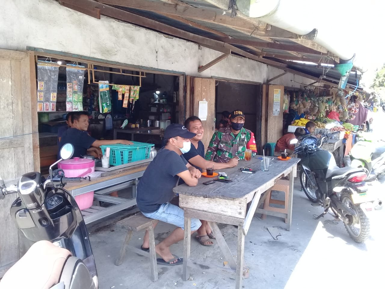 Babinsa Jawai Himbau Warga Tetap Disiplin Jalankan Prokes