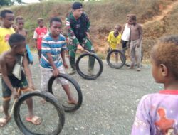 Satgas Yonif 143/TWEJ Sambangi Anak-Anak di Pedalaman Papua, Hadirkan Keceriaan