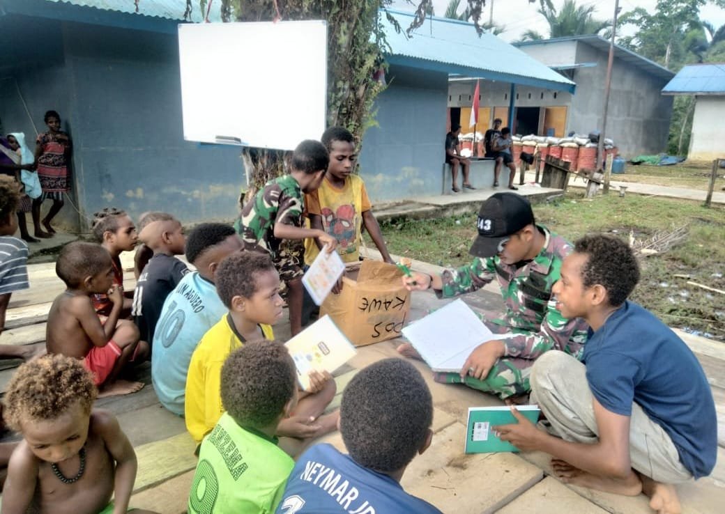Satgas Yonif 143/TWEJ Bangun Sekolah Darurat untuk Anak Papua di Pedalaman