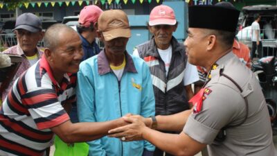 Polisi Kunjungi Becak Bersama Tim Jumat Barokah, Peduli Sesama