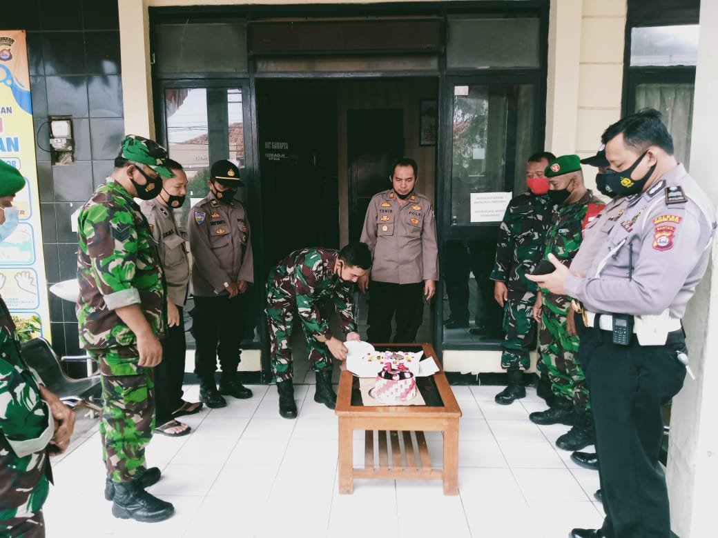 Peringati Hari Bhayangkara ke-75, Danramil 060204/Taktakan Kunjungi Polsek Taktakan