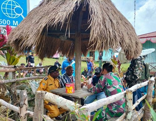 Satgas Yonif Raider 142/KJ Pos Eragayam Sambut Kunjungan Kadistrik dan Warga