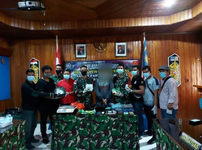 Yonif 642/Kapuas Kembali Tangkap Pelaku Penyelundupan Narkoba di Perbatasan