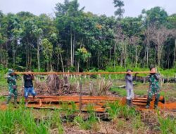 Satgas Yonif 143/TWEJ Bantu Warga Perbatasan Secara Spontan