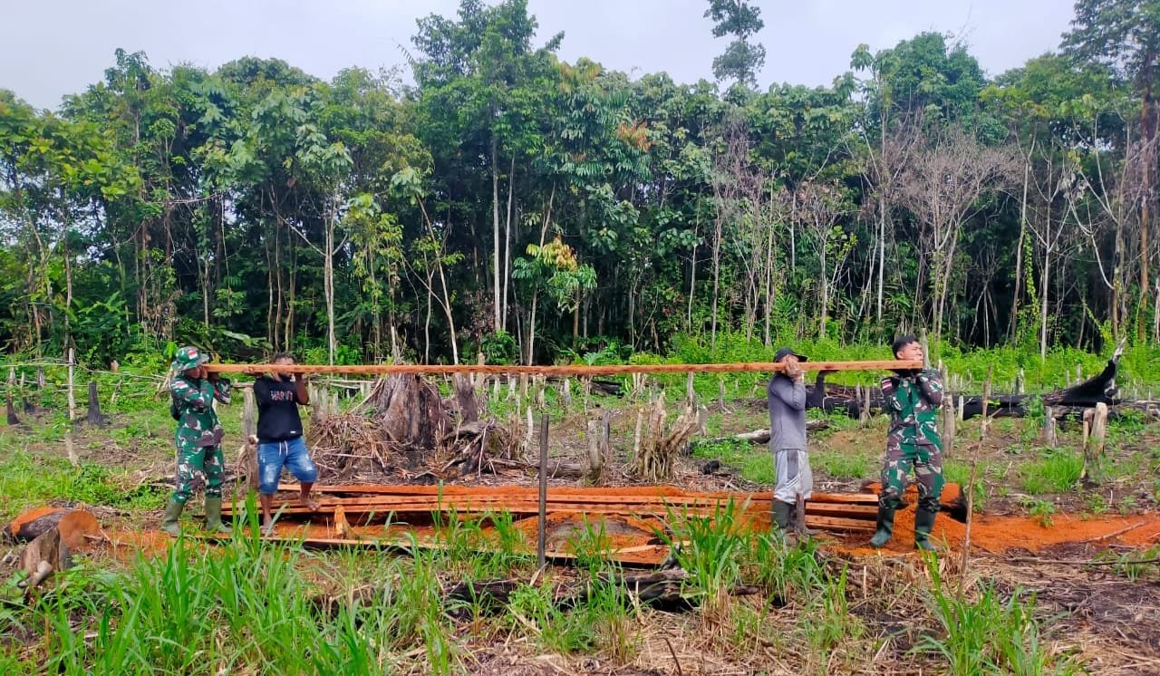 Satgas Yonif 143/TWEJ Bantu Warga Perbatasan Secara Spontan