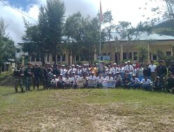 Satgas Yonif Mekanis 203/AK Bagikan Wawasan Kebangsaan di SMAN 2 Makki