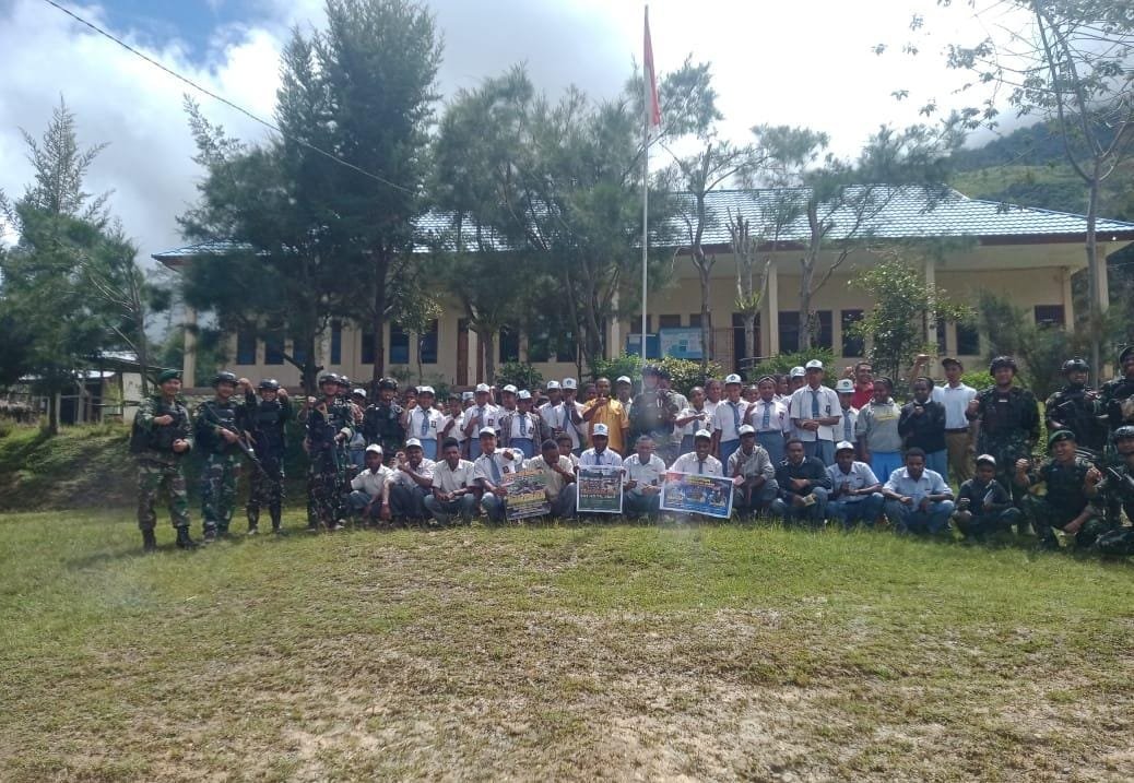 Satgas Yonif Mekanis 203/AK Bagikan Wawasan Kebangsaan di SMAN 2 Makki