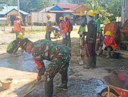 Bukti Kemanunggalan TNI-Rakyat, Babinsa Koramil 01 Lakukan Karya Bakti Cor Jalan