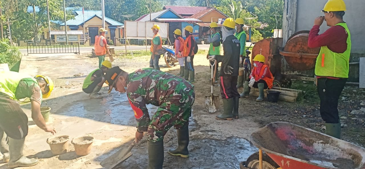Bukti Kemanunggalan TNI-Rakyat, Babinsa Koramil 01 Lakukan Karya Bakti Cor Jalan