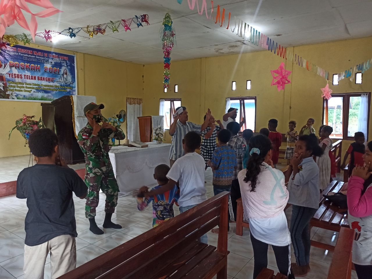 Prajurit TNI Rayakan Paskah di Perbatasan RI-PNG Bareng Warga Papua