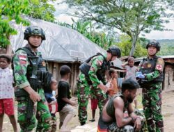 Satgas Yonif Raider 142/KJ Gandeng Babinsa Layani Kesehatan Warga Lewat TMC