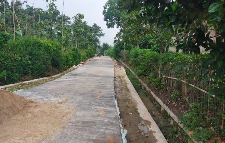 Kakon Karang Sari Bangun Rabat Beton dari ADD Tahap 1 TA 2024