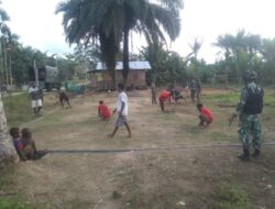 Yonif 126/KC dan Warga Bersihkan Lapangan Voli Kampung