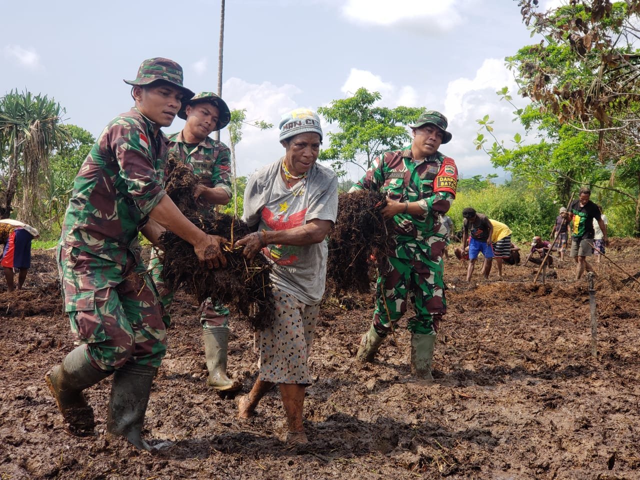 Satgas Yonif 126/KC Buka Lahan di Perbatasan Papua untuk Ketahanan Pangan