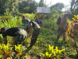 Jelang Paskah, Satgas Pamtas Yonif 642 dan Warga Paub Bersihkan Makam