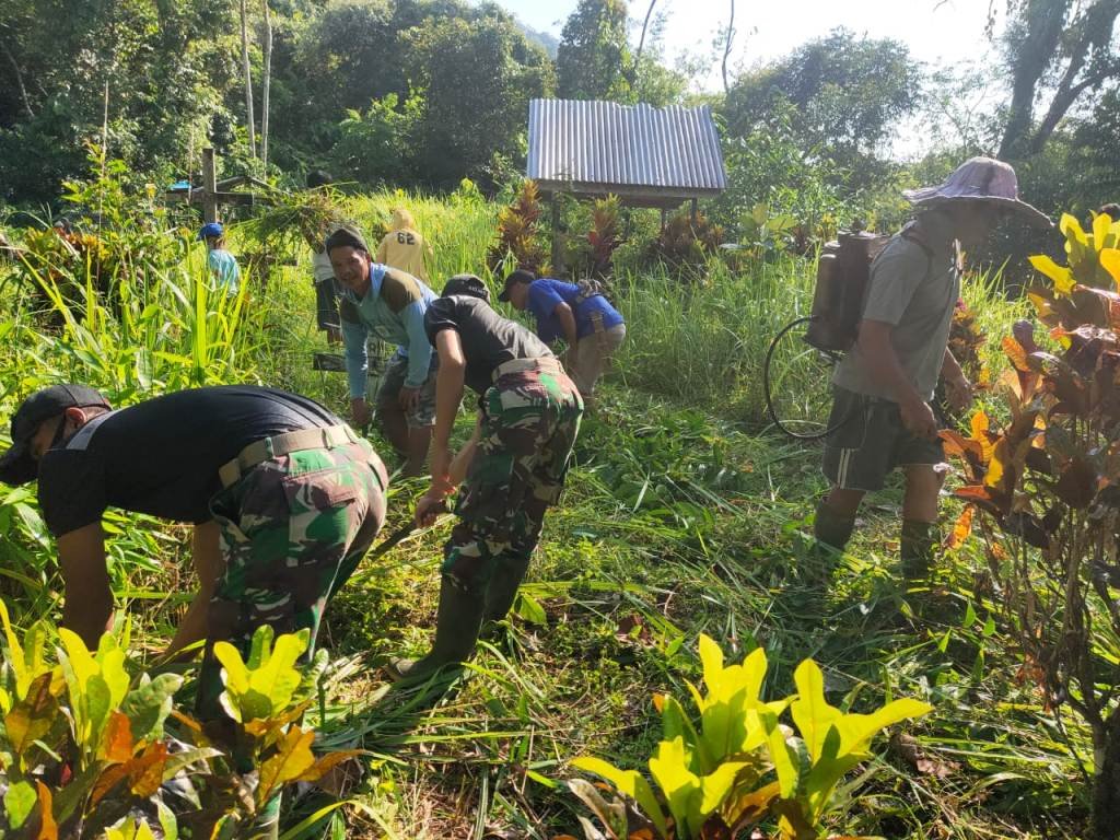 Jelang Paskah, Satgas Pamtas Yonif 642 dan Warga Paub Bersihkan Makam