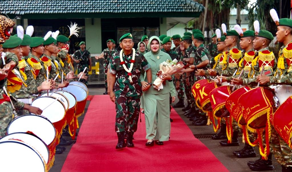 Kapusziad Pimpin Tradisi Corp Pembaretan dan Pengukuhan Perwira Tamtama Baru Zeni TNI AD TA 2022