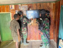 Yonif Raider 321/GT Bantu Pasang TV dan Parabola untuk Warga Mbua