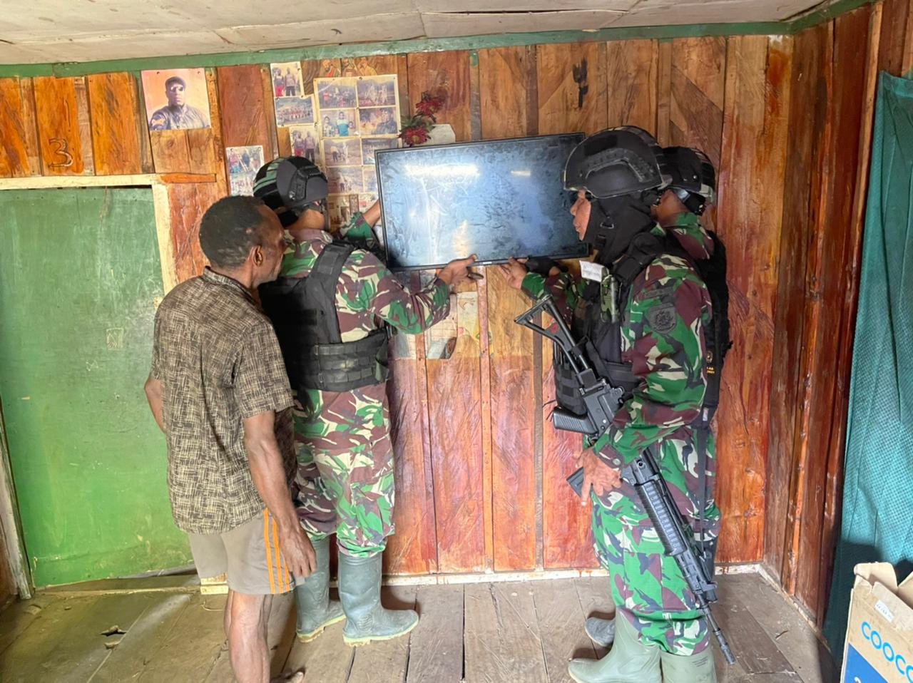 Yonif Raider 321/GT Bantu Pasang TV dan Parabola untuk Warga Mbua