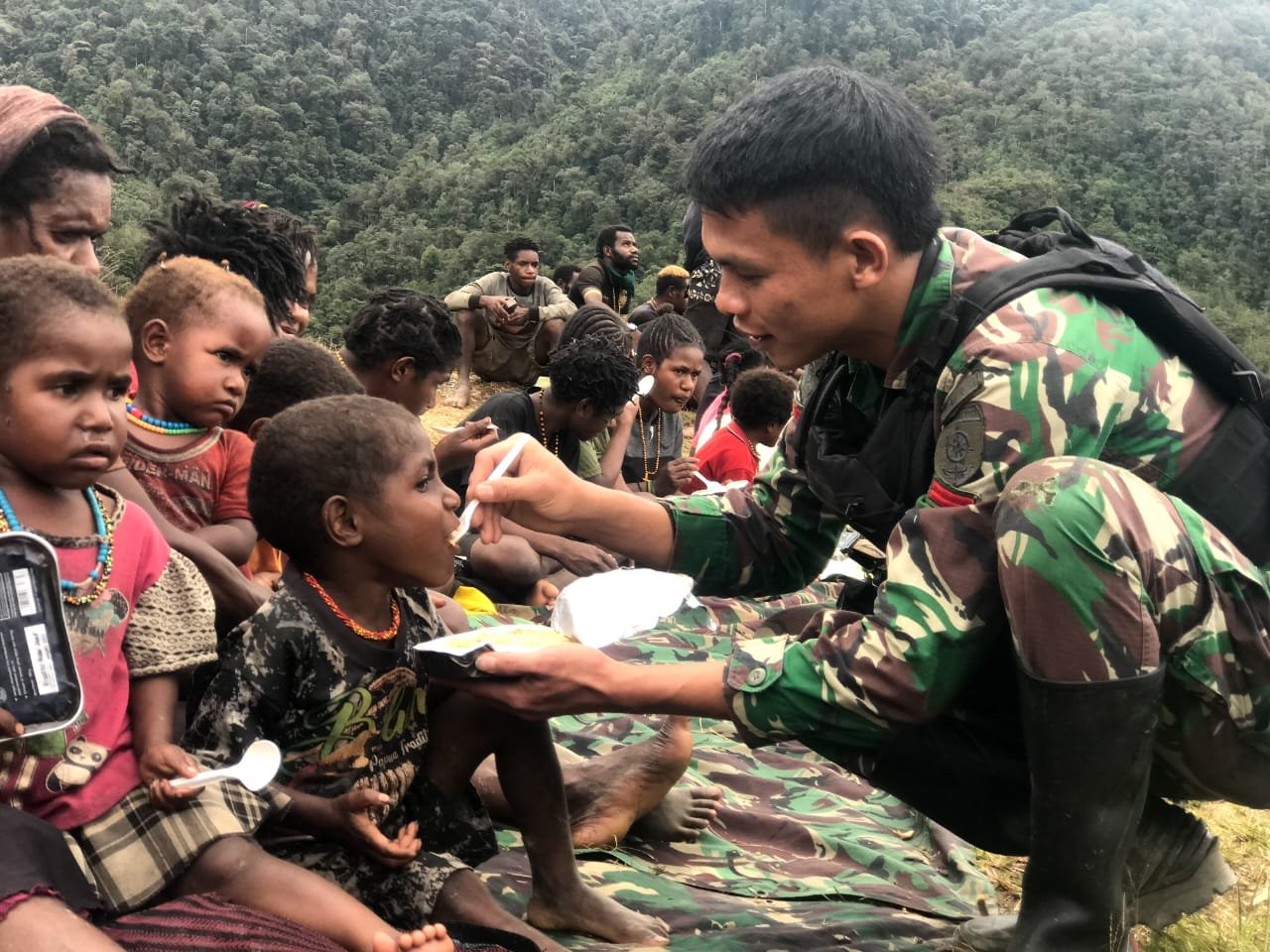 TNI dan Warga Papua Pegunungan Rayakan Natal dengan Doa Bersama Antarumat Beragama