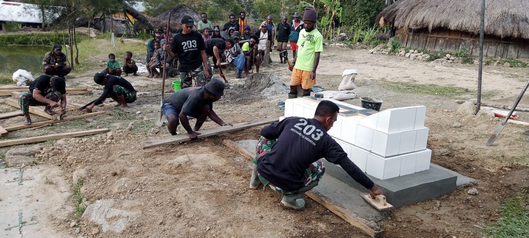 Satgas Yonif Mekanis 203/AK Bersama Warga Ciptakan Lingkungan Bersih dan Indah