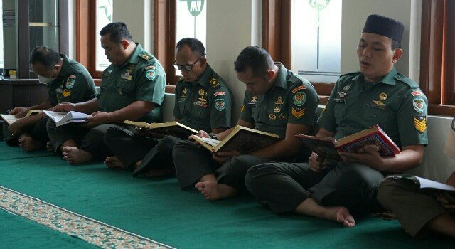 Prajurit Korem 064/MY Baca Al-Qur'an Peringati Nuzulul Qur'an 1443 H/2022