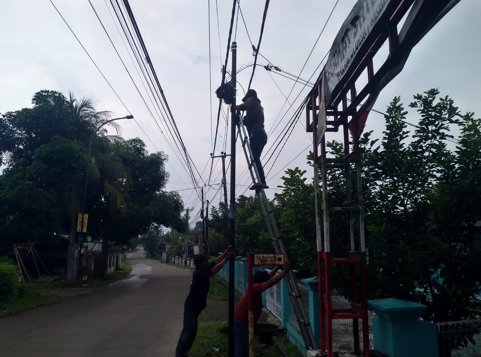 Tiang Kabel Internet WiFi Subsidi PT Starlite Diduga Dipasang di Tanah PJKA