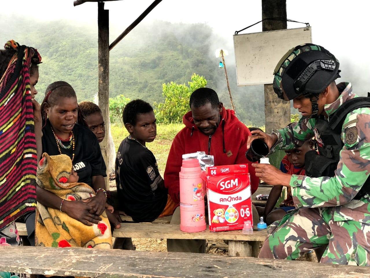Cegah Stunting, Satgas Yonif Raider 321/GT Bagikan Susu Tingkatkan Gizi Anak Papua Pegunungan