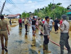 Polda Banten Bersihkan Lumpur di Jalan Utama Pasca Banjir Bandang