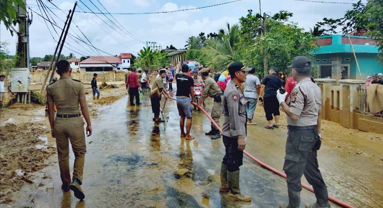 Polda Banten Bersihkan Lumpur di Jalan Utama Pasca Banjir Bandang