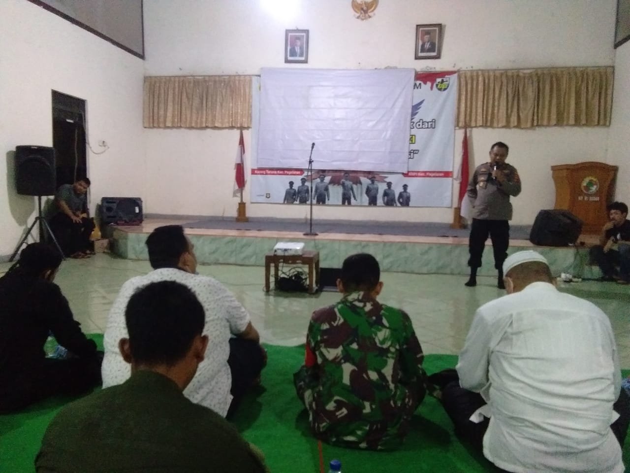 Kapolsek dan Muspika Pagelaran Tonton Bersama Film G30SPKI di Gedung KPRI