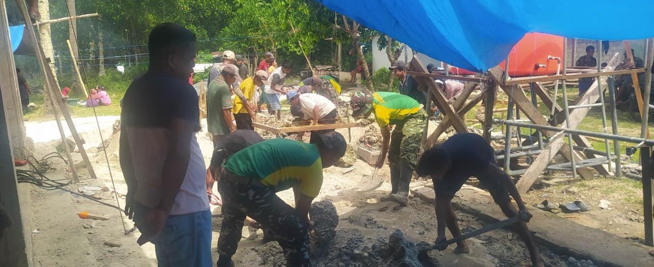 Satgas Yonarmed 1 Kostrad Bantu Warga Percepat Pembangunan Masjid di Liang Maluku