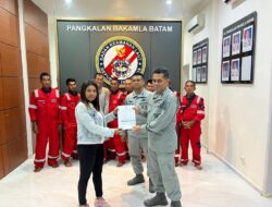 Bakamla RI Serahkan ABK Korban Kapal Tenggelam ke Keluarganya