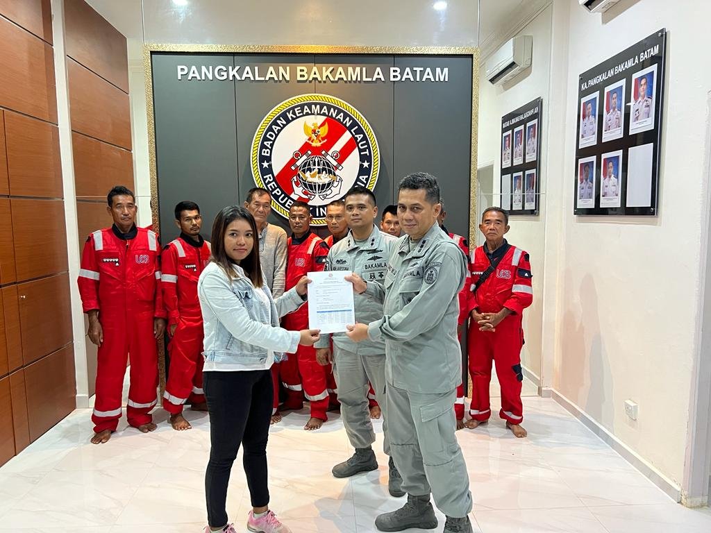 Bakamla RI Serahkan ABK Korban Kapal Tenggelam ke Keluarganya