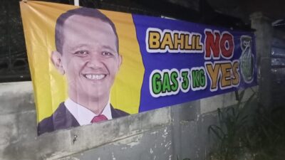 Spanduk Bahlil No Gas 3 Kg Yes Terpampang di Depok