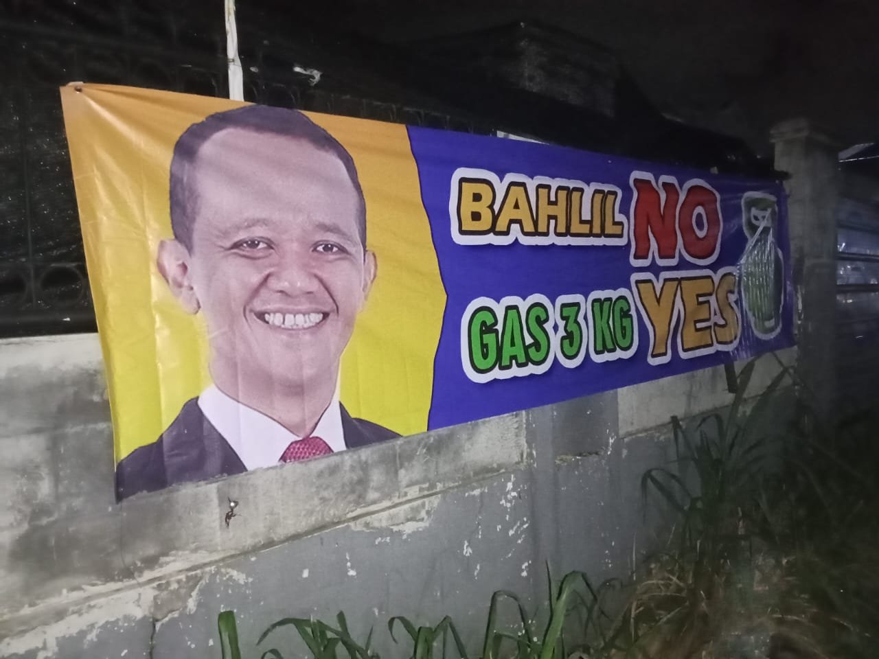 Spanduk Bahlil No Gas 3 Kg Yes Terpampang di Depok