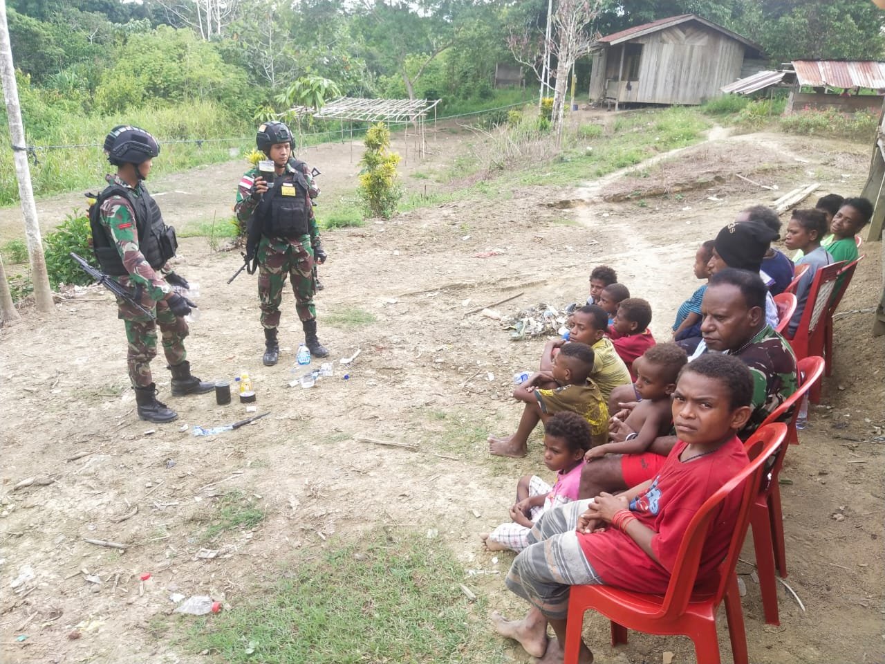 Satgas Yonif 126/KC Sosialisasikan Perangkap Nyamuk Daur Ulang untuk Eliminasi Malaria Perbatasan RI-PNG