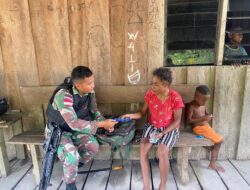 Senyum Bahagia Saat Satgas Yonif 126/KC Kunjungi Rumah Warga Perbatasan Papua
