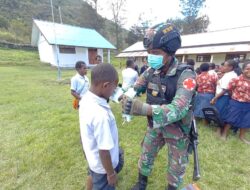 TNI Sosialisasi Cegah Covid-19 dan Bagikan Masker ke Siswa