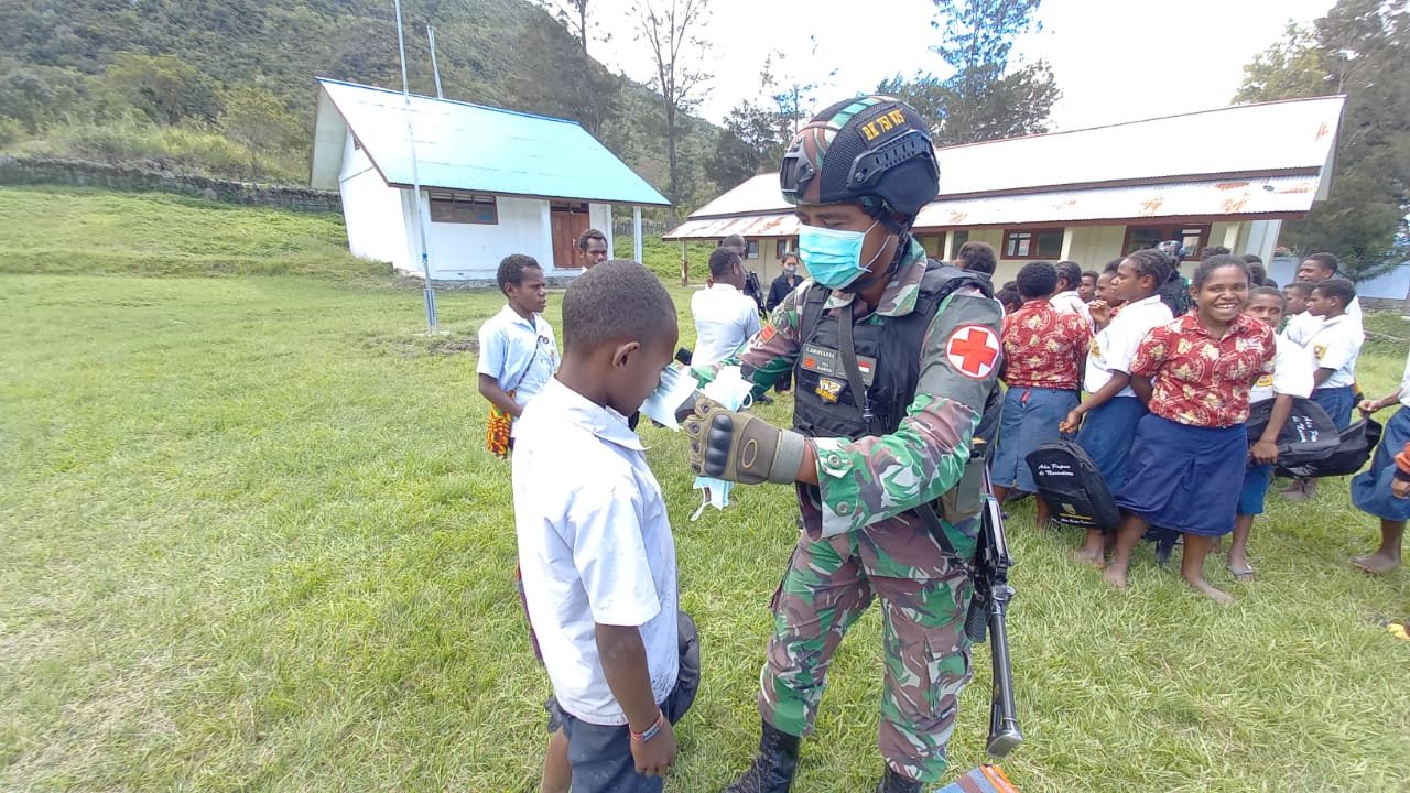 TNI Sosialisasi Cegah Covid-19 dan Bagikan Masker ke Siswa