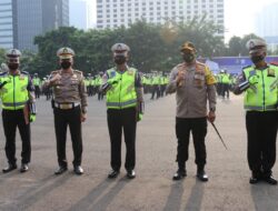 Kapolda Metro Jaya Beri Penghargaan Personil Ditlantas PMJ Berprestasi