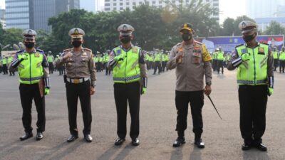 Kapolda Metro Jaya Beri Penghargaan Personil Ditlantas PMJ Berprestasi