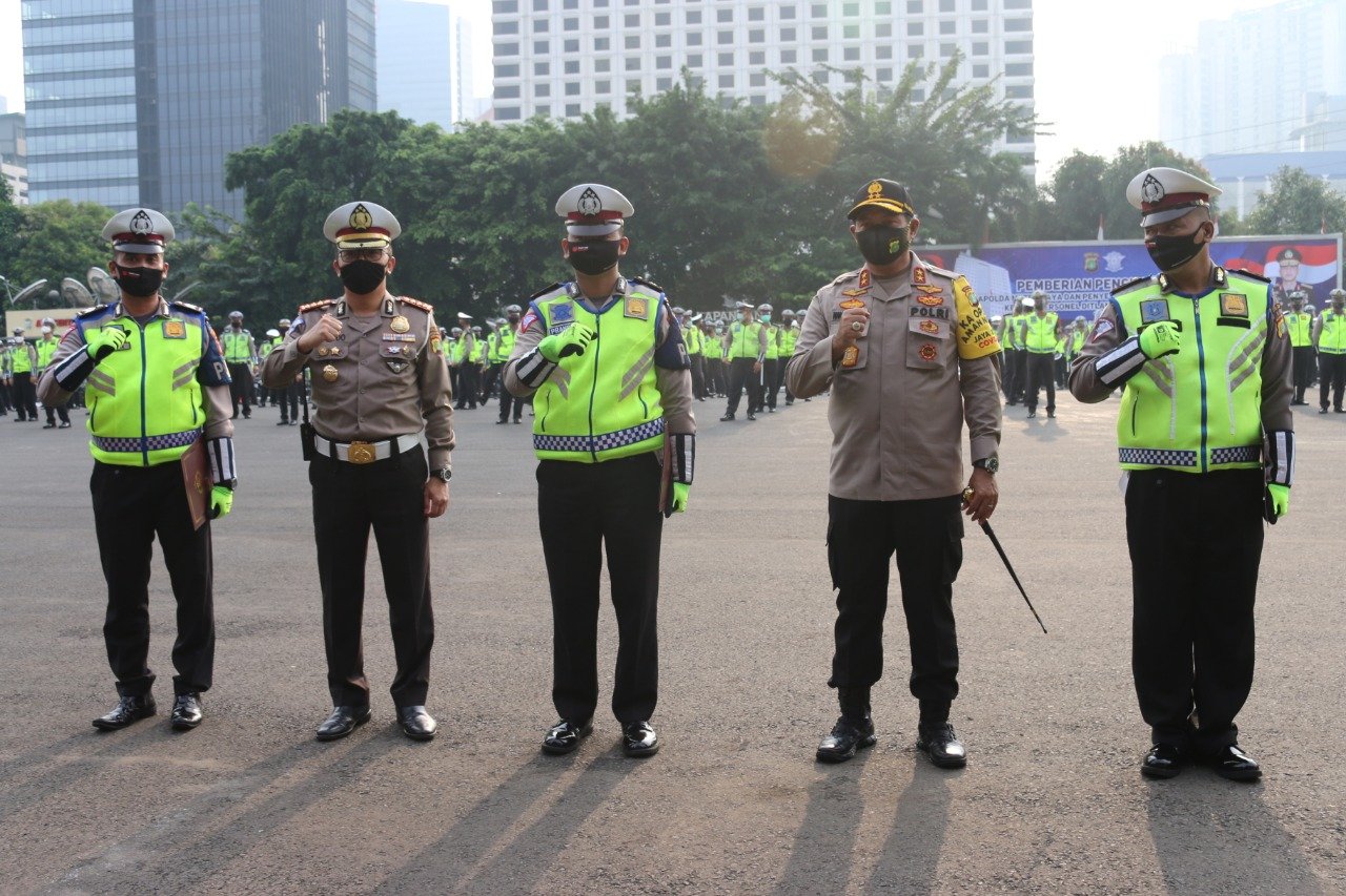 Kapolda Metro Jaya Beri Penghargaan Personil Ditlantas PMJ Berprestasi