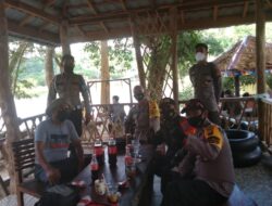 Babinsa Sebawi Ingatkan Prokes di Kawasan Wisata