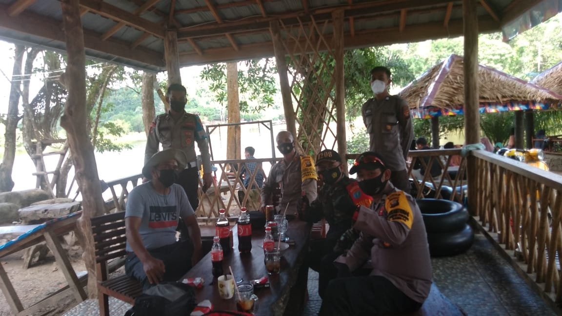 Babinsa Sebawi Ingatkan Prokes di Kawasan Wisata