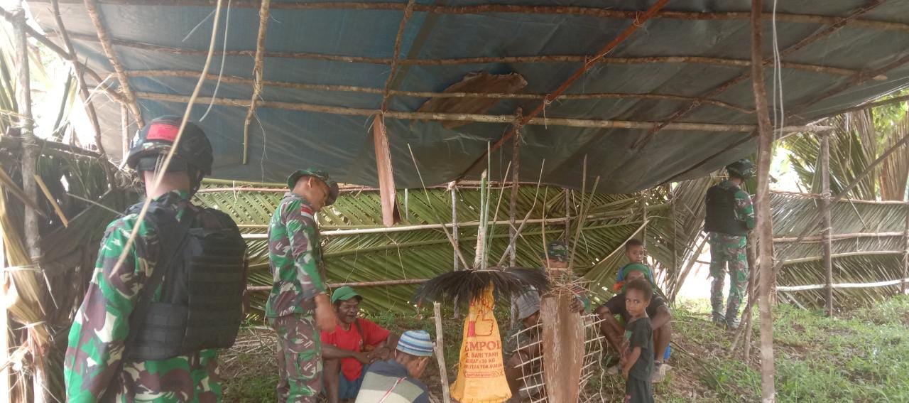 Satgas Yonif 126/KC Dampingi Warga Buat Topi Adat Papua sambil Pelajari Kebudayaan Daerah