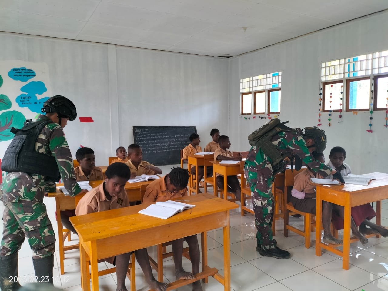 Satgas Yonif Raider 142/KJ Bantu Anak Papua Cerdas dengan Berbagai Cara